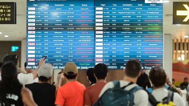 Sejumlah calon penumpang pesawat udara melihat informasi jadwal keberangkatan di area Terminal Domestik Bandara Internasional I Gusti Ngurah Rai, Badung, Bali, Minggu (6/9/2026). Pengelola Bandara Bali mencatat hingga Minggu sore terdapat 42 penerban