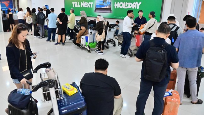 Sejumlah calon penumpang dari penerbangan terdampak antre untuk mendapatkan layanan petugas di area Terminal Domestik Bandara Internasional I Gusti Ngurah Rai, Badung, Bali, Minggu (6/9/2026). Pengelola Bandara Bali mencatat hingga Minggu sore terdap