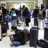 Menteri Perhubungan Dudy Purwagandhi memperpanjang penutupan enam bandara akibat erupsi Gunung Anak Krakatau hingga empat jam ke depan.