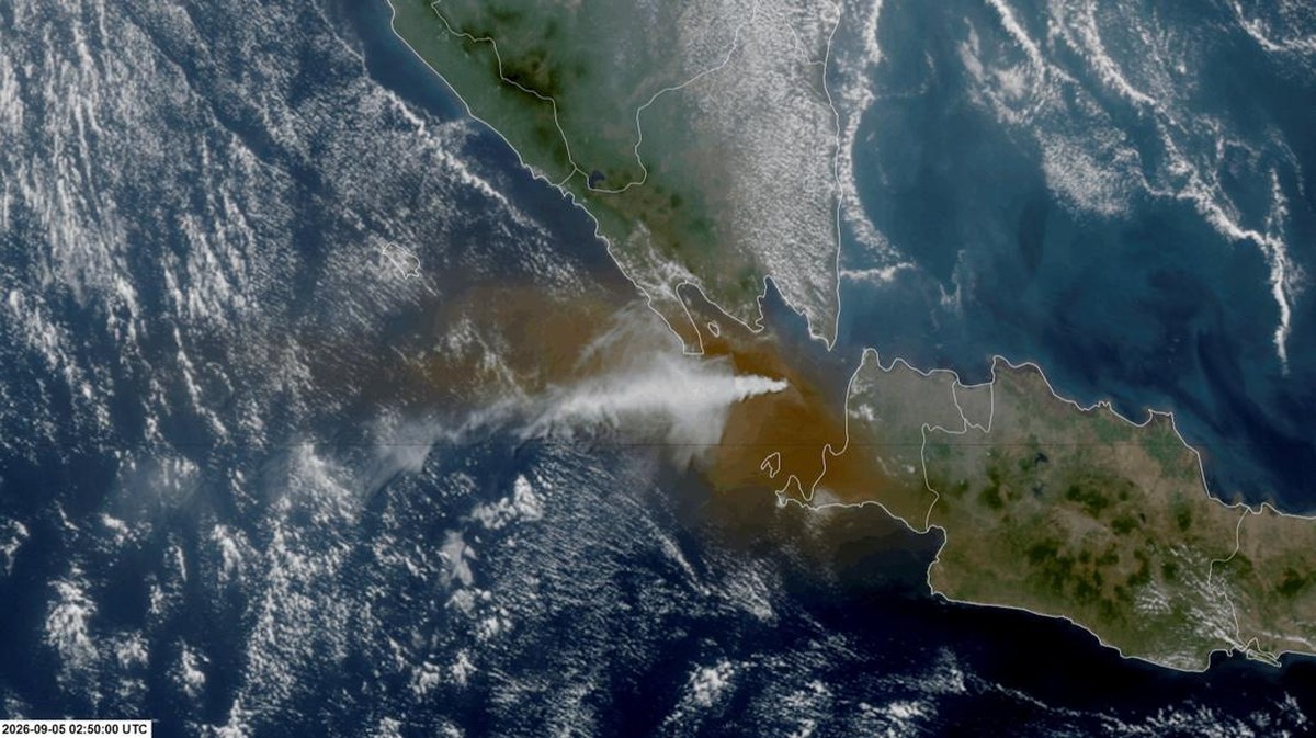 A satellite view shows a volcanic eruption at Mount Anak Krakatau, Indonesia, September 5, 2026, in this screengrab obtained from a timelass satellite video. CSU/CIRA & JMA/JAXA/Handout via REUTERS