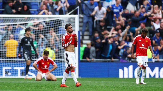 Soccer Football - Premier League - Everton v Manchester United - Hill Dickinson Stadium, Liverpool, Britain - September 6, 2026 Manchester United's Bruno Fernandes looks dejected after Everton's Ainsley Maitland-Niles scores their second goal REUTERS
