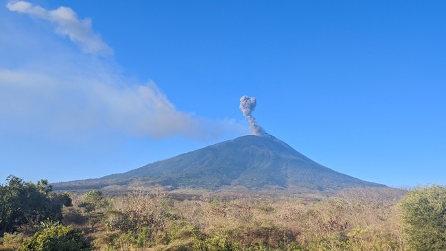 Gunung Api Ili Lewotolok di Kabupaten Lembata, Nusa Tenggara Timur, kembali mengalami serangkaian erupsi dalam 48 jam terakhir.