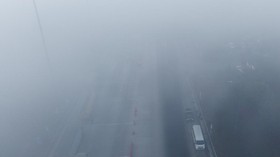 Foto udara sejumlah kendaraan menunggu di gerbang tol Palembang Jalan Tol Trans Sumatera (JTTS) ruas Palembang-Prabumulih yang tertutup kabut asap di Pemulutan, Kabupaten Ogan Ilir (OI), Sumatera Selatan, Minggu (6/9/2026). PT Hutama Karya (Persero)