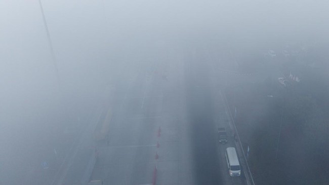 Foto udara sejumlah kendaraan menunggu di gerbang tol Palembang Jalan Tol Trans Sumatera (JTTS) ruas Palembang-Prabumulih yang tertutup kabut asap di Pemulutan, Kabupaten Ogan Ilir (OI), Sumatera Selatan, Minggu (6/9/2026). PT Hutama Karya (Persero) 
