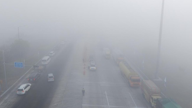 Foto udara sejumlah kendaraan menunggu di gerbang tol Palembang Jalan Tol Trans Sumatera (JTTS) ruas Palembang-Prabumulih yang tertutup kabut asap di Pemulutan, Kabupaten Ogan Ilir (OI), Sumatera Selatan, Minggu (6/9/2026). PT Hutama Karya (Persero)