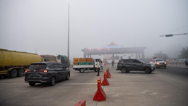 Sejumlah kendaraan berbalik arah di gerbang tol Palembang Jalan Tol Trans Sumatera (JTTS) ruas Palembang-Prabumulih yang tertutup kabut asap di Pemulutan, Kabupaten Ogan Ilir (OI), Sumatera Selatan, Minggu (6/9/2026). PT Hutama Karya (Persero) selaku