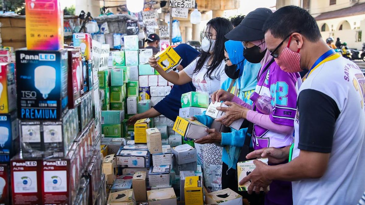 Warga Jakarta Mulai Buru Masker Imbas Abu Anak Krakatau