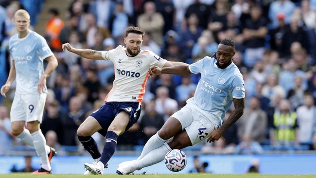 Soccer Football - Premier League - Manchester City v Coventry City - Etihad Stadium, Manchester, Britain - September 5, 2026 Manchester City's Antoine Semenyo in action with Coventry City's Matt Grimes Action Images via Reuters/Jason Cairnduff