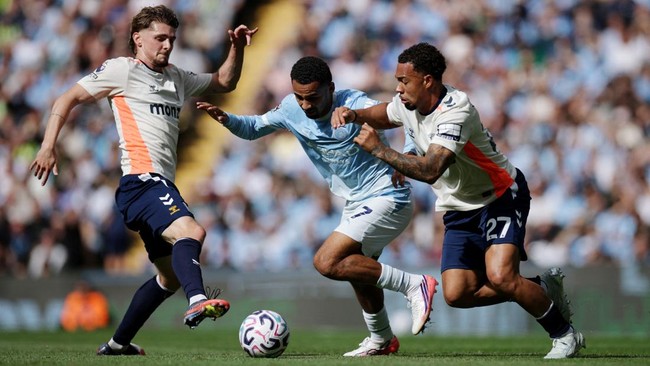 Soccer Football - Premier League - Manchester City v Coventry City - Etihad Stadium, Manchester, Britain - September 5, 2026 Manchester City's Iliman Ndiaye in action with Coventry City's Milan van Ewijk REUTERS/Phil Noble