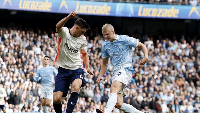 Soccer Football - Premier League - Manchester City v Coventry City - Etihad Stadium, Manchester, Britain - September 5, 2026 Manchester City's Erling Haaland in action with Coventry City's Bobby Thomas Action Images via Reuters/Jason Cairnduff EDITOR