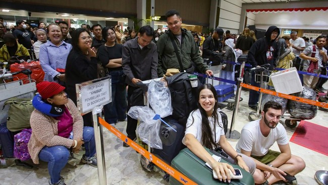 Calon penumpang berada konter lapor diri yang tutup di Terminal 2 keberangkatan Bandara Soekarno Hatta, Tangerang, Banten, Minggu (6/9/2026). Penumpukan calon penumpang terjadi karena adanya penutupan sementara seluruh aktifitas penerbangan akibat ad