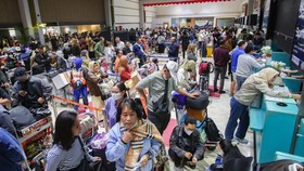 Delapan bandara ditutup sementara akibat abu vulkanik Gunung Anak Krakatau. Penutupan berlangsung hingga sore, dengan alternatif bandara disiapkan.