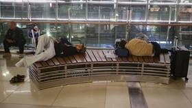 Calon penumpang tertidur di selasar Terminal 3 Bandara Soekarno Hatta, Tangerang, Banten, Minggu (6/9/2026). Berdasarkan Notice To Airmen atau NOTAM yang dikeluarkan AirNav Indonesia, Bandara Soekarno Hatta ditutup sementara untuk seluruh aktifitas p