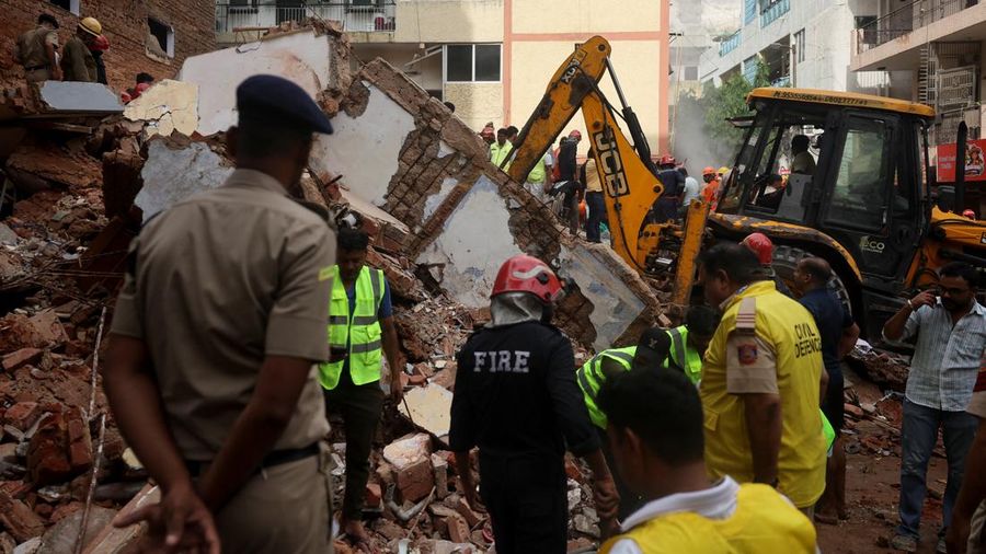 Petugas darurat memeriksa lokasi dan mencari korban selamat setelah sebuah bangunan runtuh di New Delhi, India, pada 6 September 2026. Petugas darurat memeriksa lokasi dan mencari korban selamat setelah sebuah bangunan runtuh di New Delhi, India, pada 6 September 2026. (REUTERS/Francis Mascarenhas)