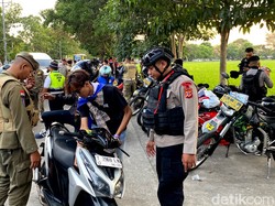 Jelang Persib Vs PSM di GBLA, Polisi Amankan Sejumlah Botol Miras