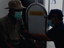 Soetta Terdampak Abu Anak Krakatau, Polisi Buka Posko Kesehatan-Bagikan Masker