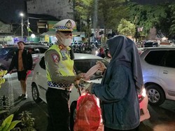 Abu Vulkanik Anak Krakatau Sampai ke Bekasi, Polisi Bagikan Masker