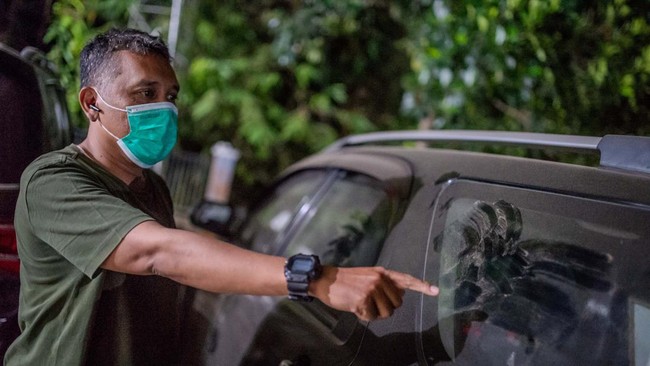 Warga menunjukkan abu vulkanik di Pasauran, Kabupaten Serang, Banten, Sabtu (5/9/2026). Berdasarkan keterangan Pos Pemantau Gunung Anak Krakatau embusan angin yang mengarah ke timur membawa material abu vulkanik tersebut hingga melanda daratan pesisi