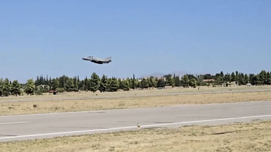 Sebuah jet tempur F-4 Phantom milik Angkatan Udara Yunani jatuh saat mengikuti pagelaran udara Athens Flying Week di Pangkalan Udara Tanagra, sebelah utara Athena, pada Sabtu (5/9/2026).