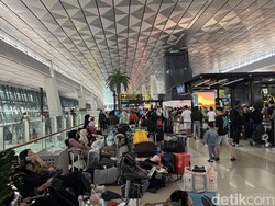 Penerbangan di Bandara Soetta Ditutup Sementara, Warga Cari Tiket Kereta-Bus