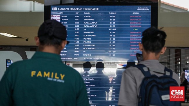 Sejumlah calon penumpang pesawat menunggu di area Bandara Soekarno-Hatta, Banten, Minggu (6/9). (CNN Indonesia/Febria Adha L).