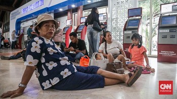 Sejumlah calon penumpang pesawat menunggu di area Bandara Soekarno-Hatta, Banten, Minggu (6/9). (CNN Indonesia/Febria Adha L).