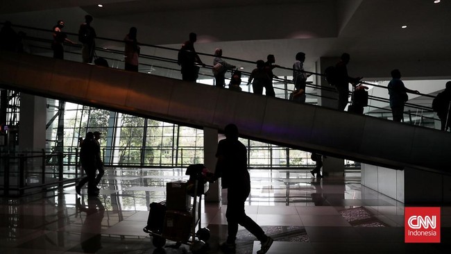 Sejumlah calon penumpang pesawat menunggu di area Bandara Soekarno-Hatta, Banten, Minggu (6/9). (CNN Indonesia/Febria Adha L).