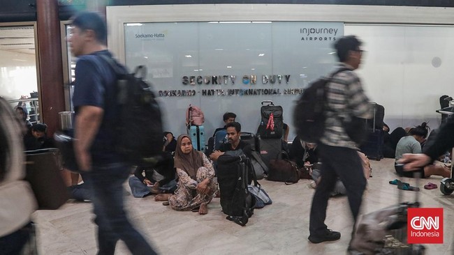 Sejumlah calon penumpang pesawat menunggu di area Bandara Soekarno-Hatta, Banten, Minggu (6/9). (CNN Indonesia/Febria Adha L).