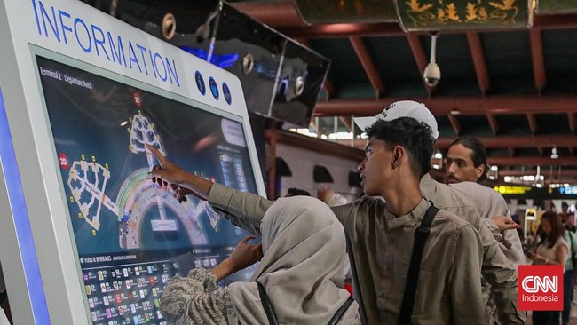 Sejumlah calon penumpang pesawat menunggu di area Bandara Soekarno-Hatta, Banten, Minggu (6/9). (CNN Indonesia/Febria Adha L).