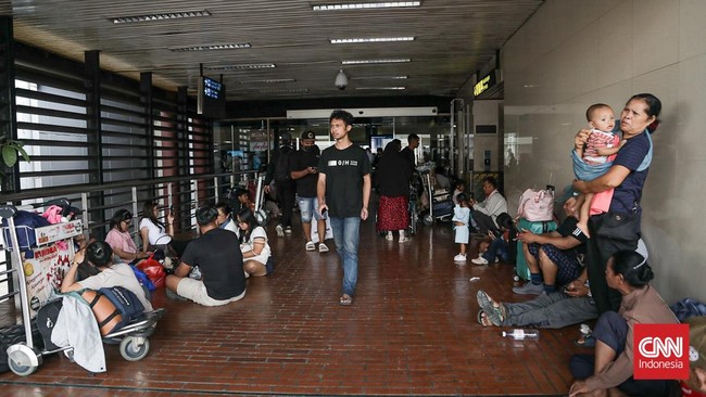 Sejumlah calon penumpang pesawat menunggu di area Bandara Soekarno-Hatta, Banten, Minggu (6/9). (CNN Indonesia/Febria Adha L).