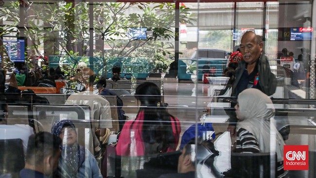 Sejumlah calon penumpang pesawat menunggu di area Bandara Soekarno-Hatta, Banten, Minggu (6/9). (CNN Indonesia/Febria Adha L)