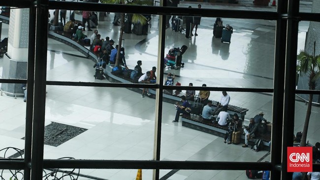 Sejumlah calon penumpang pesawat menunggu di area Bandara Soekarno-Hatta, Banten, Minggu (6/9). (CNN Indonesia/Febria Adha L)