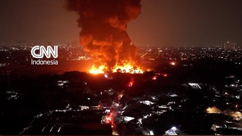 Asap hitam tebal membumbung tinggi usai kebakaran hebat melanda lapak di Srengseng, Jakarta Barat pada Sabtu (5/9).