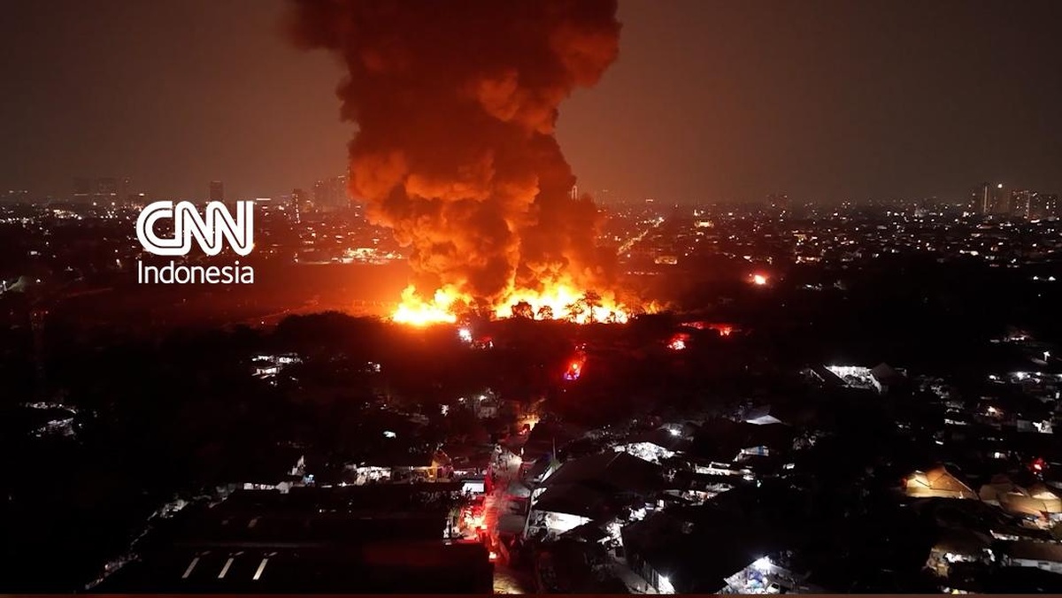 Si Jago Merah Hanguskan Deretan Lapak di Srengseng Jakbar
