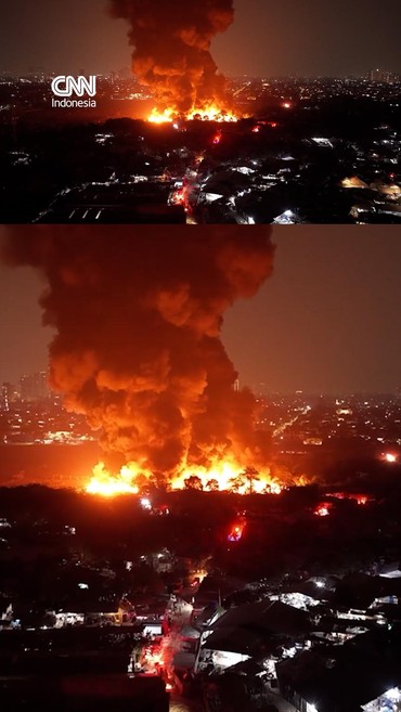 Asap hitam tebal membumbung tinggi usai kebakaran hebat melanda lapak di Srengseng, Jakarta Barat pada Sabtu (5/9).