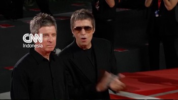 Dua musisi bersaudara asal Inggris, Liam dan Noel Gallagher tiba di red carpet Festival Film Venesia pada Sabtu (5/9).