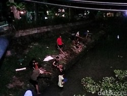Ramai Warga Surabaya Berburu Ikan Mabuk di Jembatan Jagir