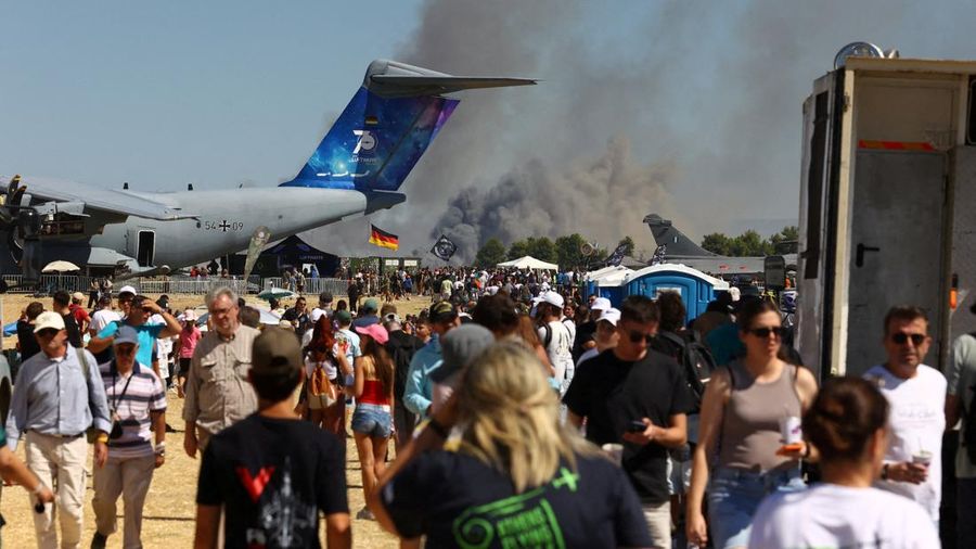 Warga menyaksikan kepulan asap nan membubung setelah jatuhnya jet tempur F-4 Phantom milik Yunani dalam arena pameran kedirgantaraan Athens Flying Week di Tanagra, Yunani, pada 5 September 2026. (Nikos Mitrousias/Intime via REUTERS)