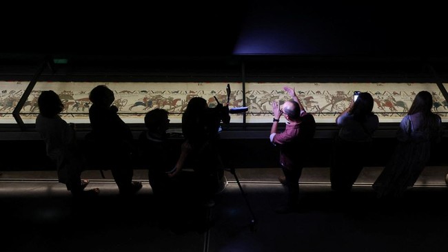 Journalists work during the press preview of the Bayeux Tapestry at the British Museum In London, Britain, September 7, 2026.  REUTERS/Suzanne Plunkett