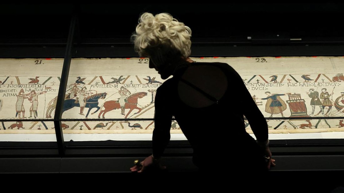 Comedian Coco the Time-Travelling Tart looks at the section of the Bayeux Tapestry  during the press preview at the British Museum In London, Britain, September 7, 2026.  REUTERS/Suzanne Plunkett