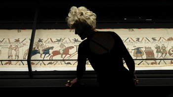 Comedian Coco the Time-Travelling Tart looks at the section of the Bayeux Tapestry  during the press preview at the British Museum In London, Britain, September 7, 2026.  REUTERS/Suzanne Plunkett
