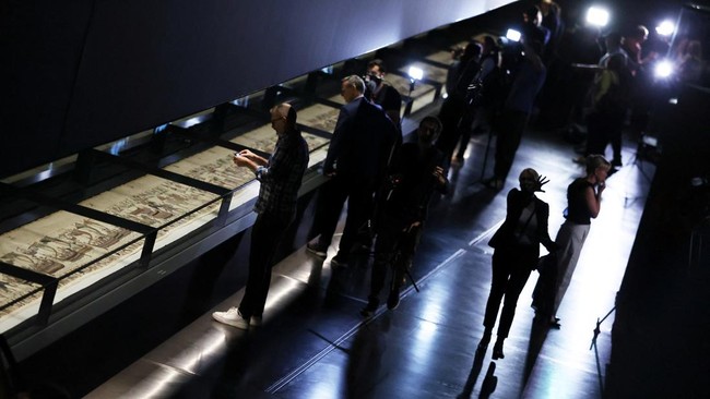 Journalists work during the press preview of the Bayeux Tapestry at the British Museum In London, Britain, September 7, 2026.  REUTERS/Suzanne Plunkett