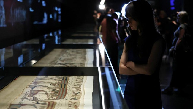 A journalist looks at a section of the Bayeux Tapestry during the press preview at the British Museum in London, Britain, September 7, 2026.  REUTERS/Suzanne Plunkett