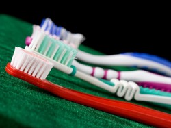 Rajin Gosok Gigi, Perlukah Pakai Water Floss? Luruskan Dulu Kesalahpahaman Ini
