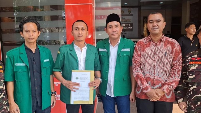 Seorang mahasiswa berinisial AHP (20) yang merupakan anak mantan Komandan Banser DKI Jakarta periode 20162020 diduga menjadi korban pengeroyokan di kawasan Kalibata, Pancoran, Jakarta Selatan pada 26 Agustus.