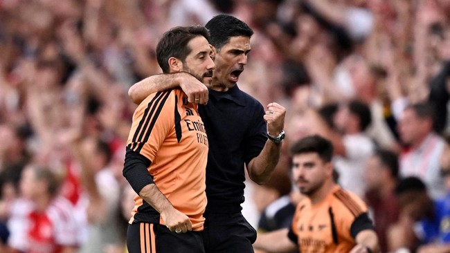 Soccer Football - Premier League - Arsenal v Chelsea - Emirates Stadium, London, Britain - September 6, 2026 Arsenal manager Mikel Arteta celebrates after the match with set piece coach Nicolas Jover REUTERS/Tony O Brien