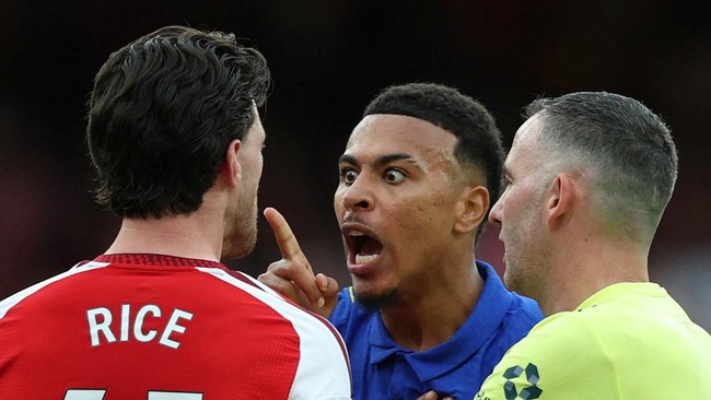 Soccer Football - Premier League - Arsenal v Chelsea - Emirates Stadium, London, Britain - September 6, 2026 Chelsea's Morgan Rogers clashes with Arsenal's Declan Rice Action Images via Reuters/Paul Childs