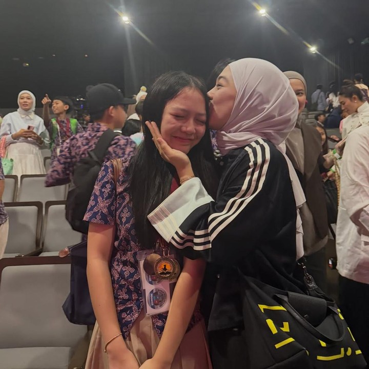 <p>Bangga atas pencapaian Btari Embun, Dian Ayu tak kuasa menahan air mata. Selamat atas pencapaiannya Embun! "Makasih banyakk yaa kakkk udah sampai sejauh inii.. Makasihh makasih makasihh tak terhingga. We love you sooo muchh!!! Bismillaahh letsgo to the next round nak," imbuhnya memberi semangat untuk si sulung.&nbsp; (Foto: Instagram @dianayulestari)</p>