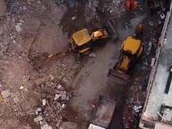 Video: Bangunan 5 Lantai di New Delhi Ambruk, 6 Orang Tewas