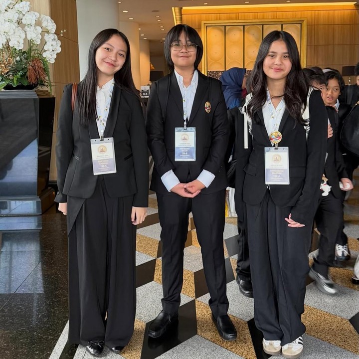 <p>Btari Embun dan kedua temannya tergabung dalam satu tim mewakili sekolahnya yakni Sekolah Cikal Lebak Bulus. Ketiganya tampil maksimal di ajang bergengsi tersebut, Bunda.&nbsp;(Foto: Instagram @dianayulestari)</p>
